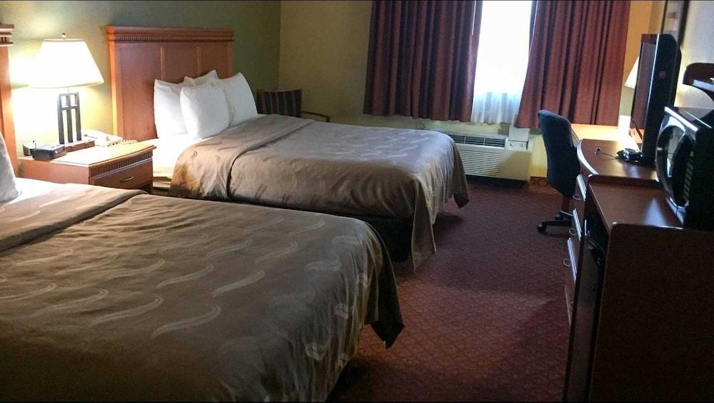Rodeway Inn South Hutchinson Bagian luar foto