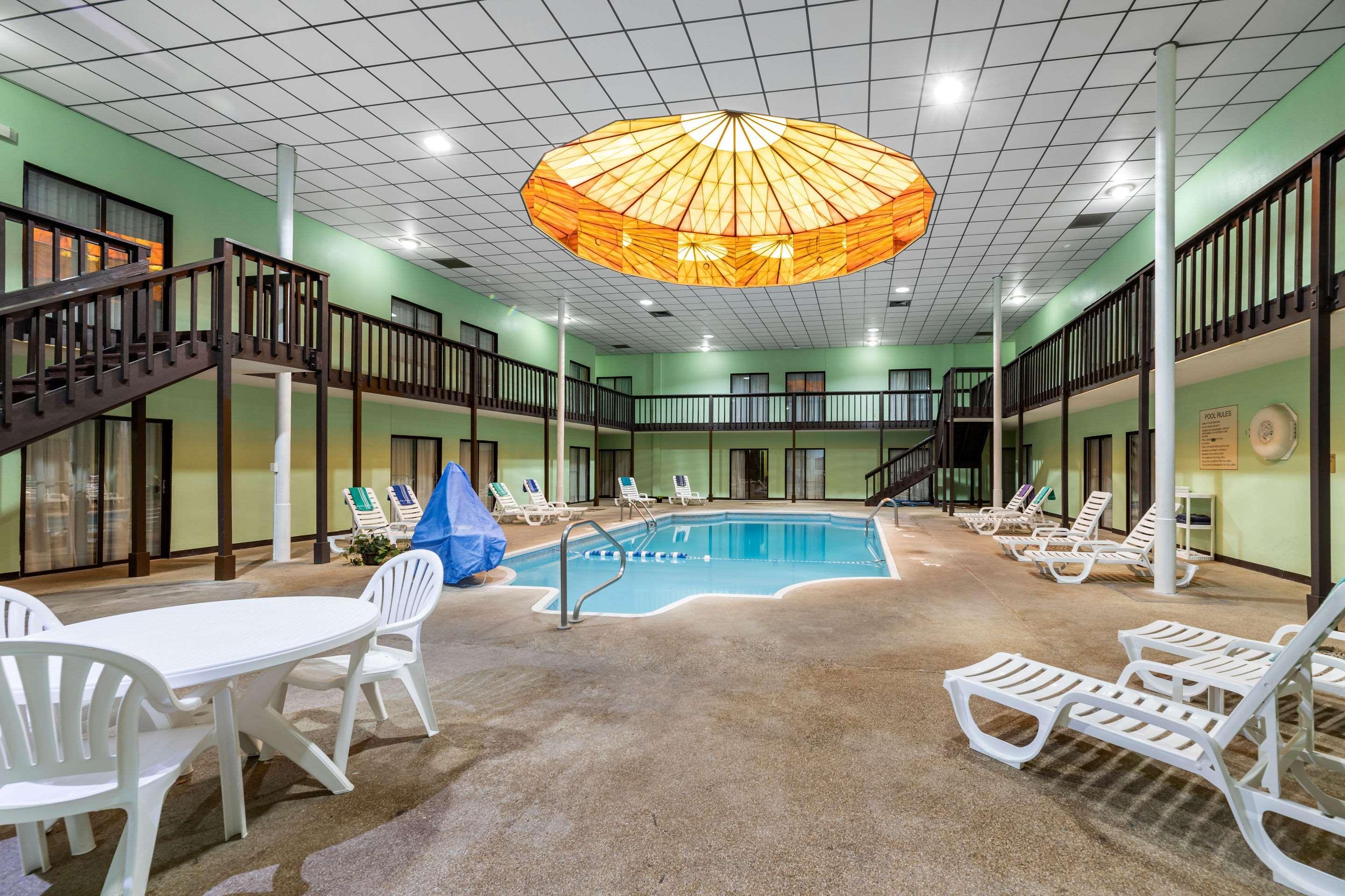 Rodeway Inn South Hutchinson Bagian luar foto