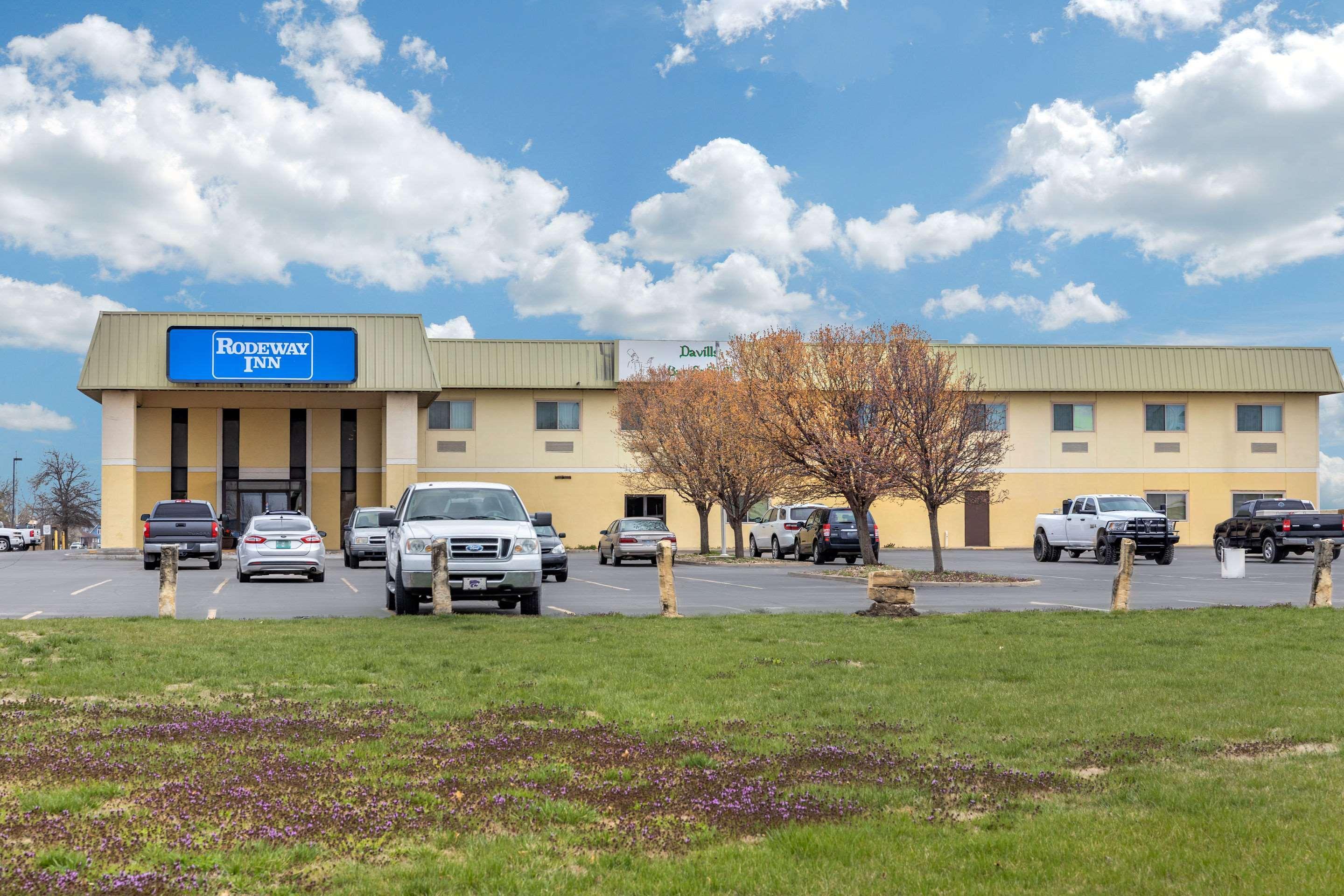 Rodeway Inn South Hutchinson Bagian luar foto