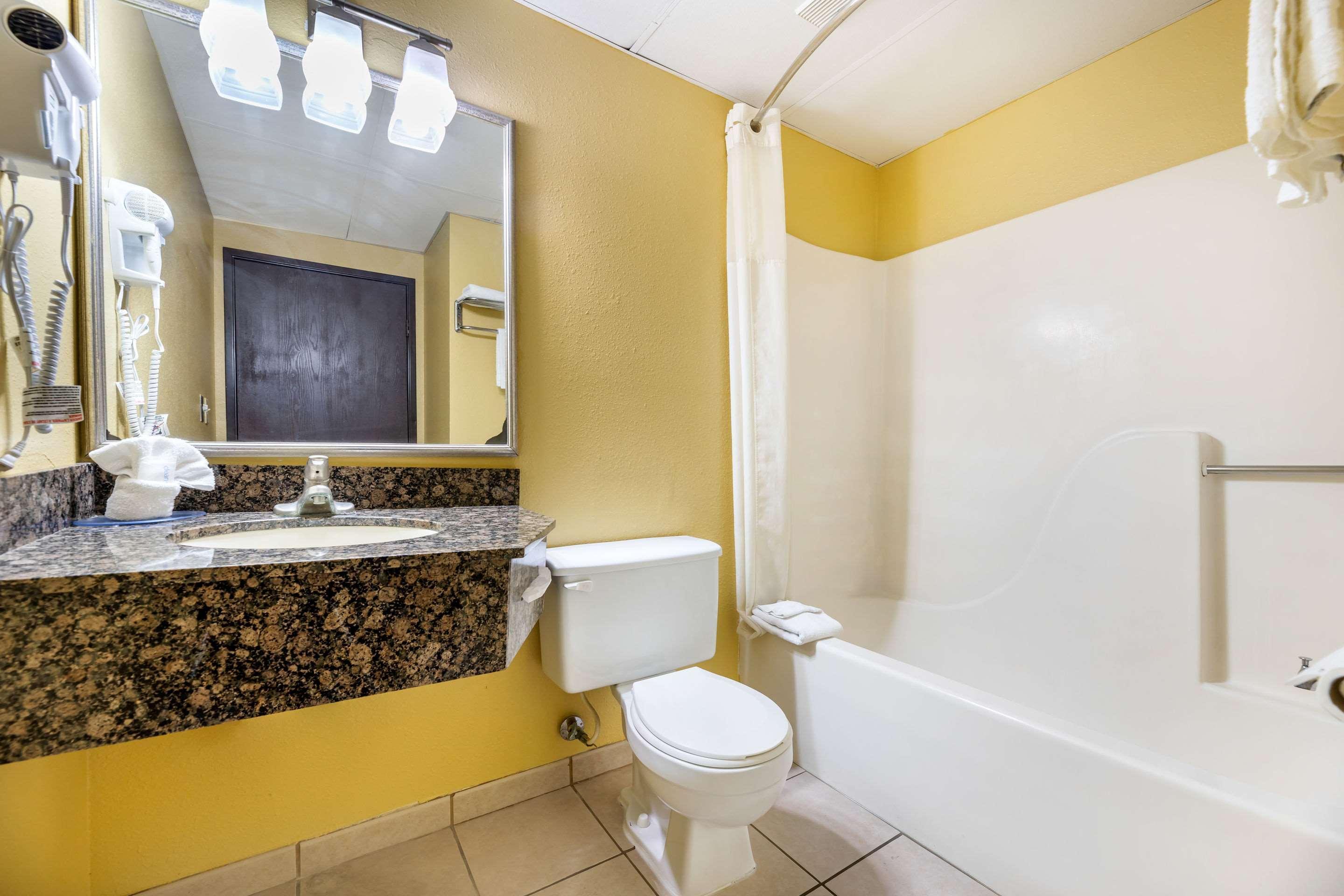 Rodeway Inn South Hutchinson Bagian luar foto