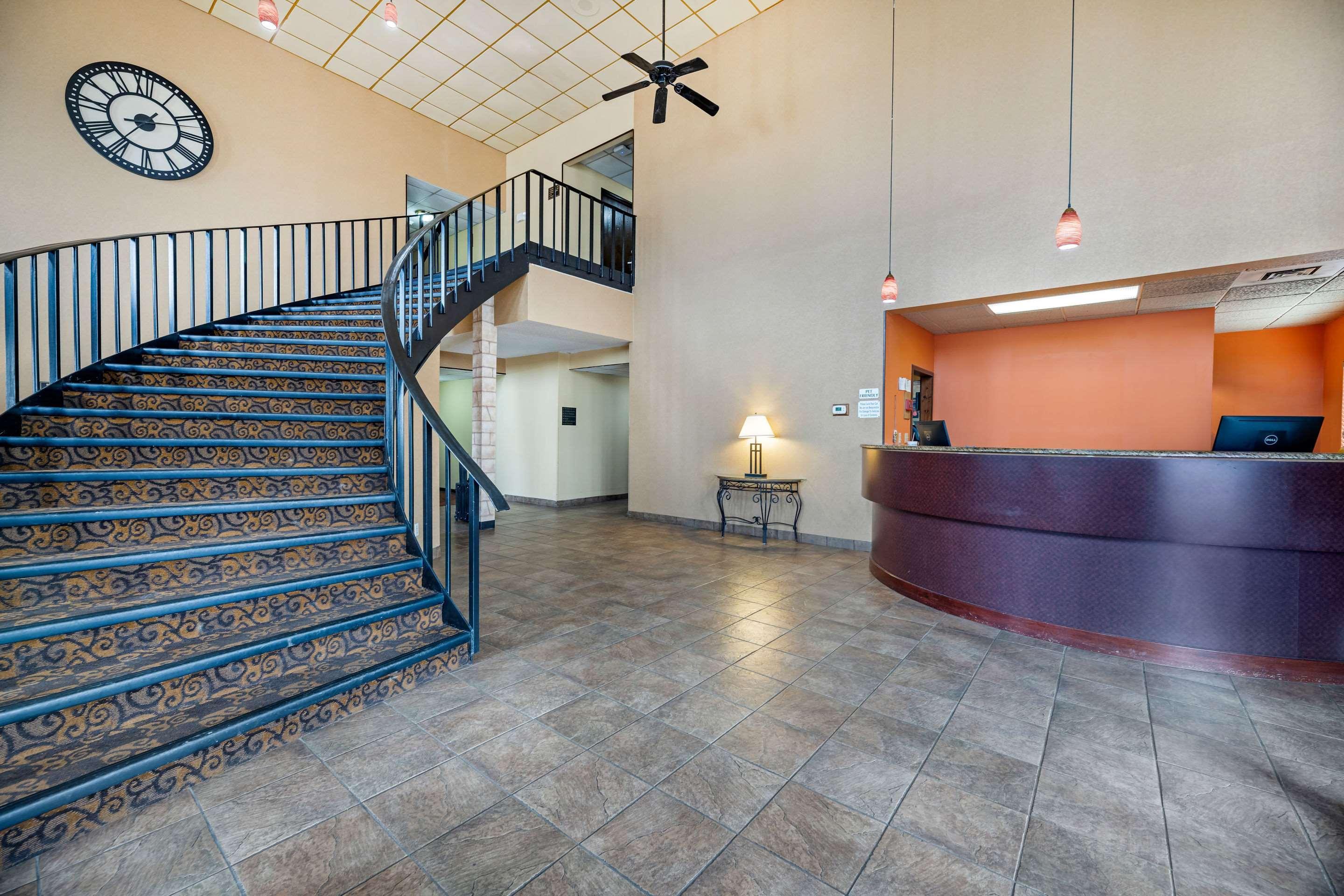 Rodeway Inn South Hutchinson Bagian luar foto