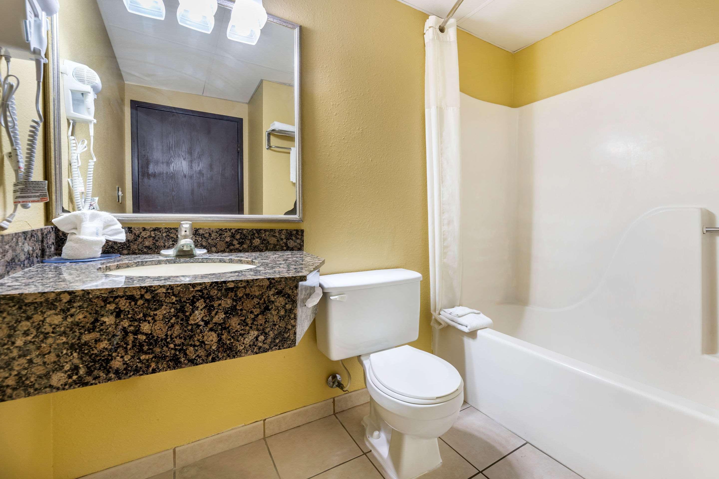 Rodeway Inn South Hutchinson Bagian luar foto