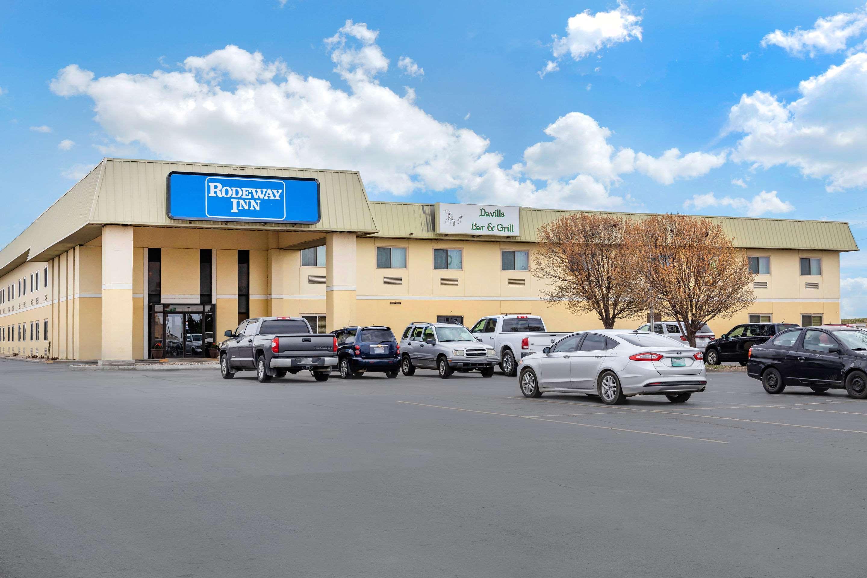 Rodeway Inn South Hutchinson Bagian luar foto