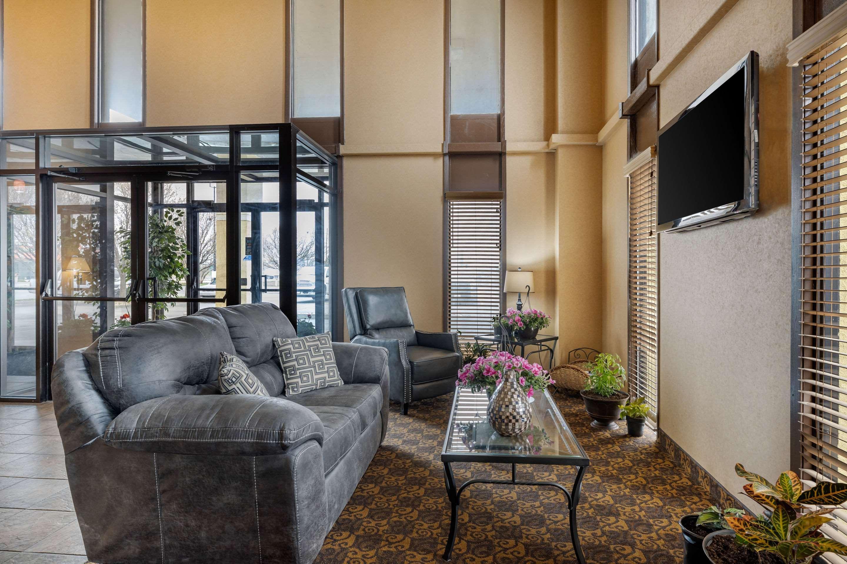 Rodeway Inn South Hutchinson Bagian luar foto