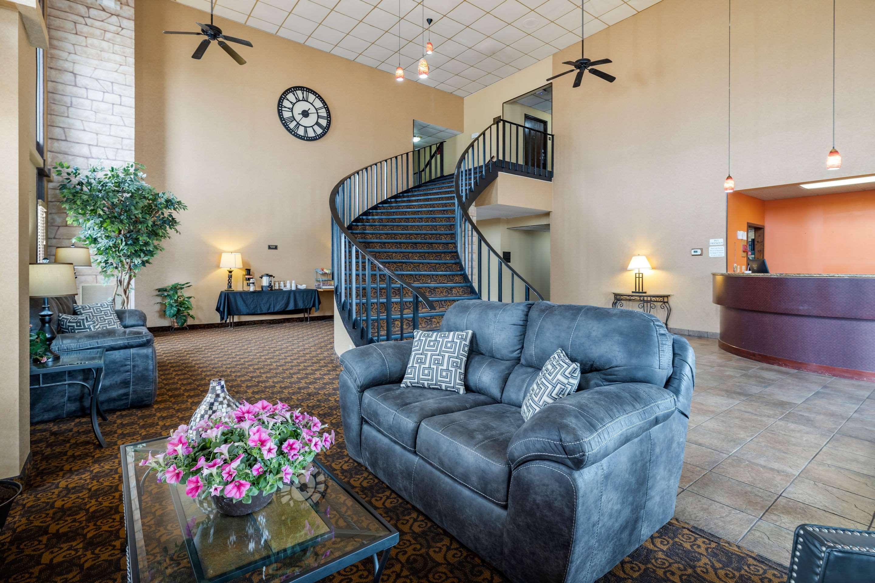 Rodeway Inn South Hutchinson Bagian luar foto
