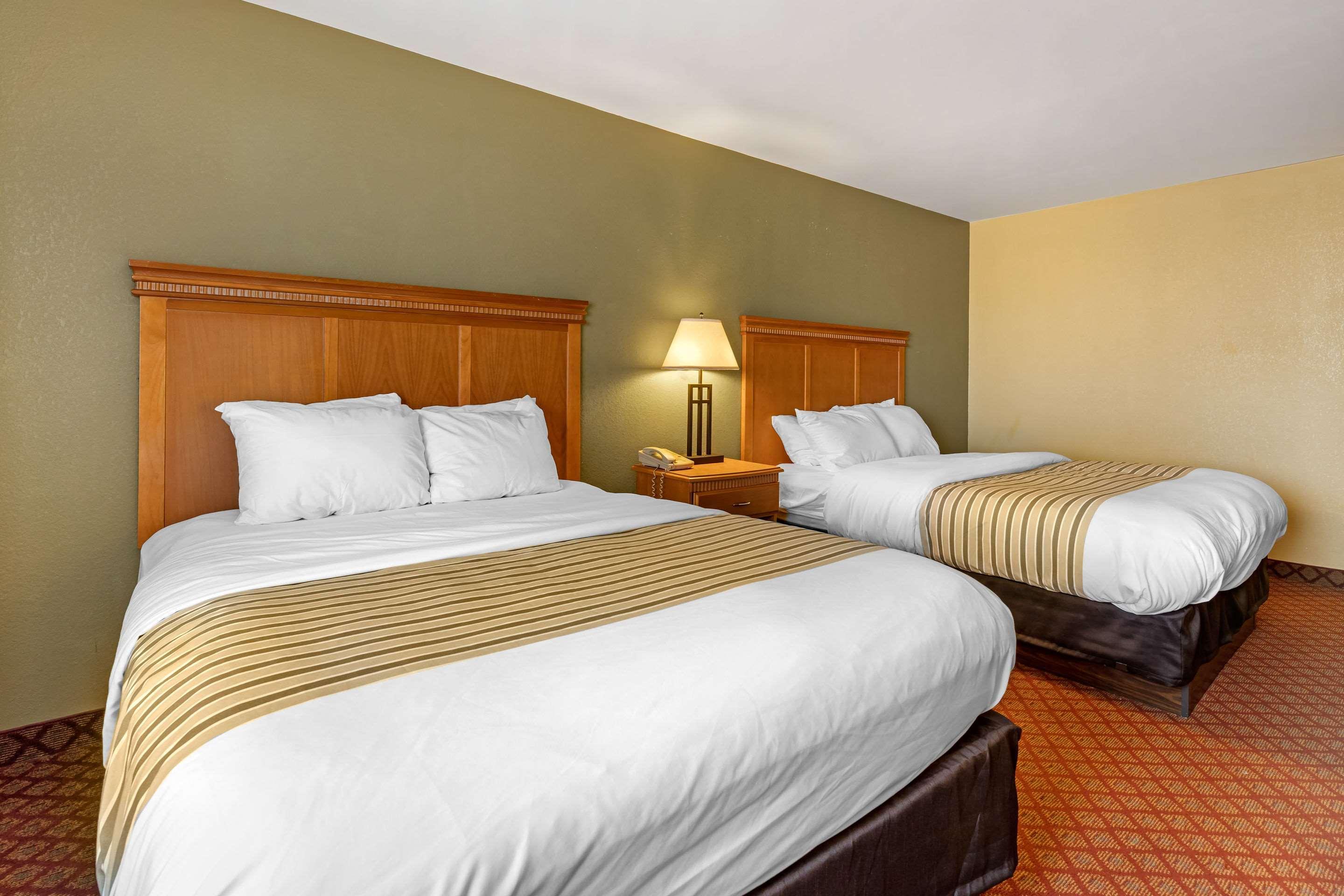 Rodeway Inn South Hutchinson Bagian luar foto