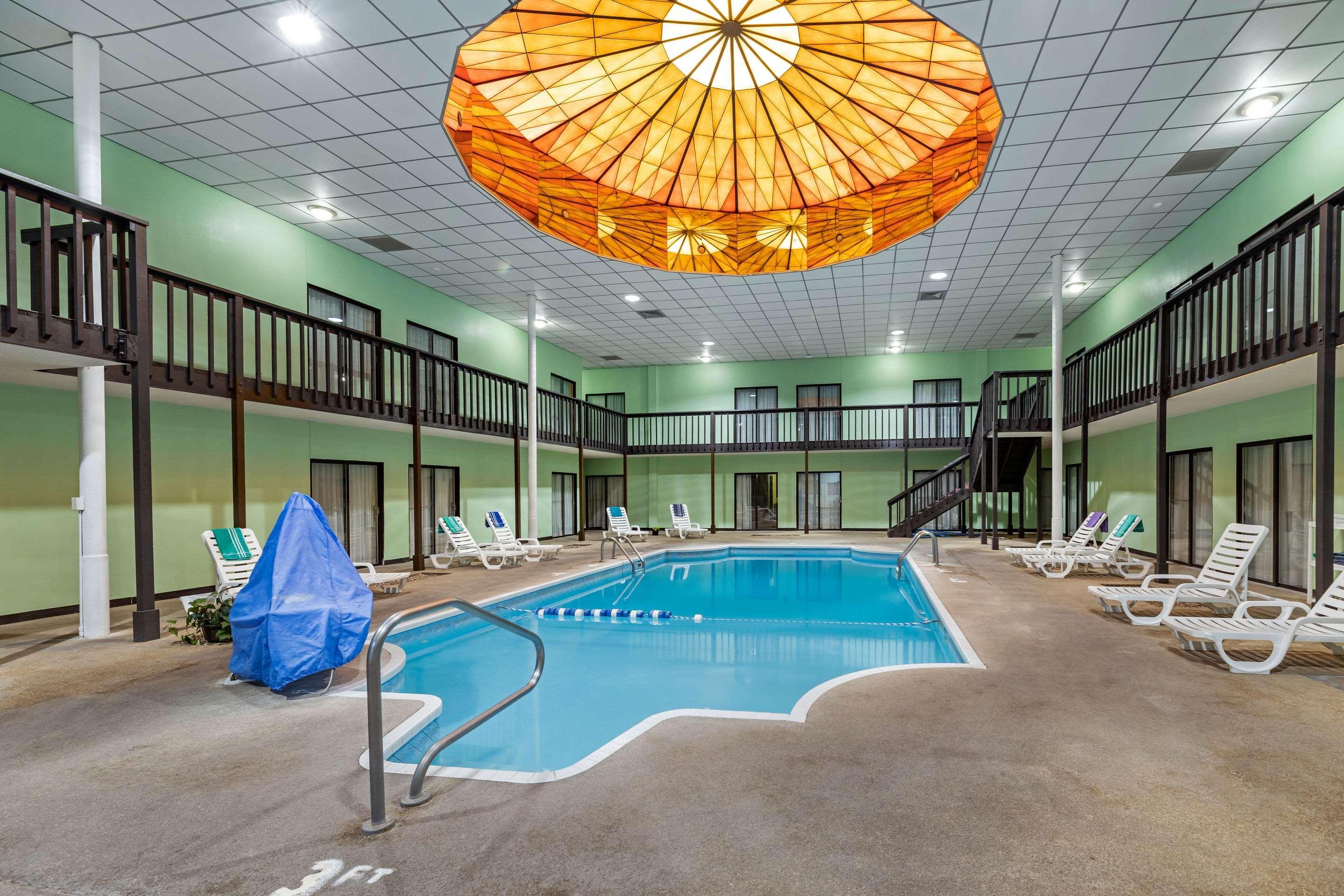 Rodeway Inn South Hutchinson Bagian luar foto