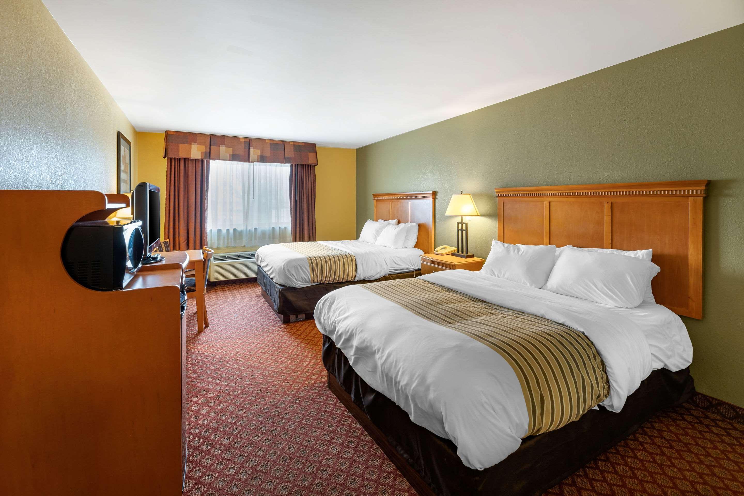 Rodeway Inn South Hutchinson Bagian luar foto