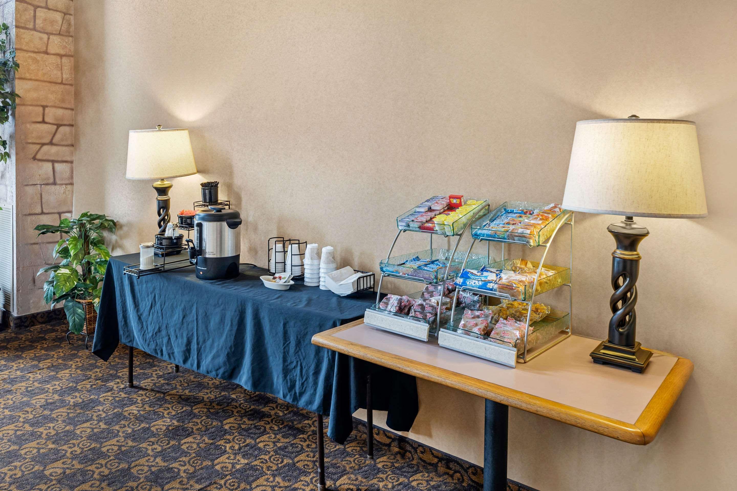 Rodeway Inn South Hutchinson Bagian luar foto