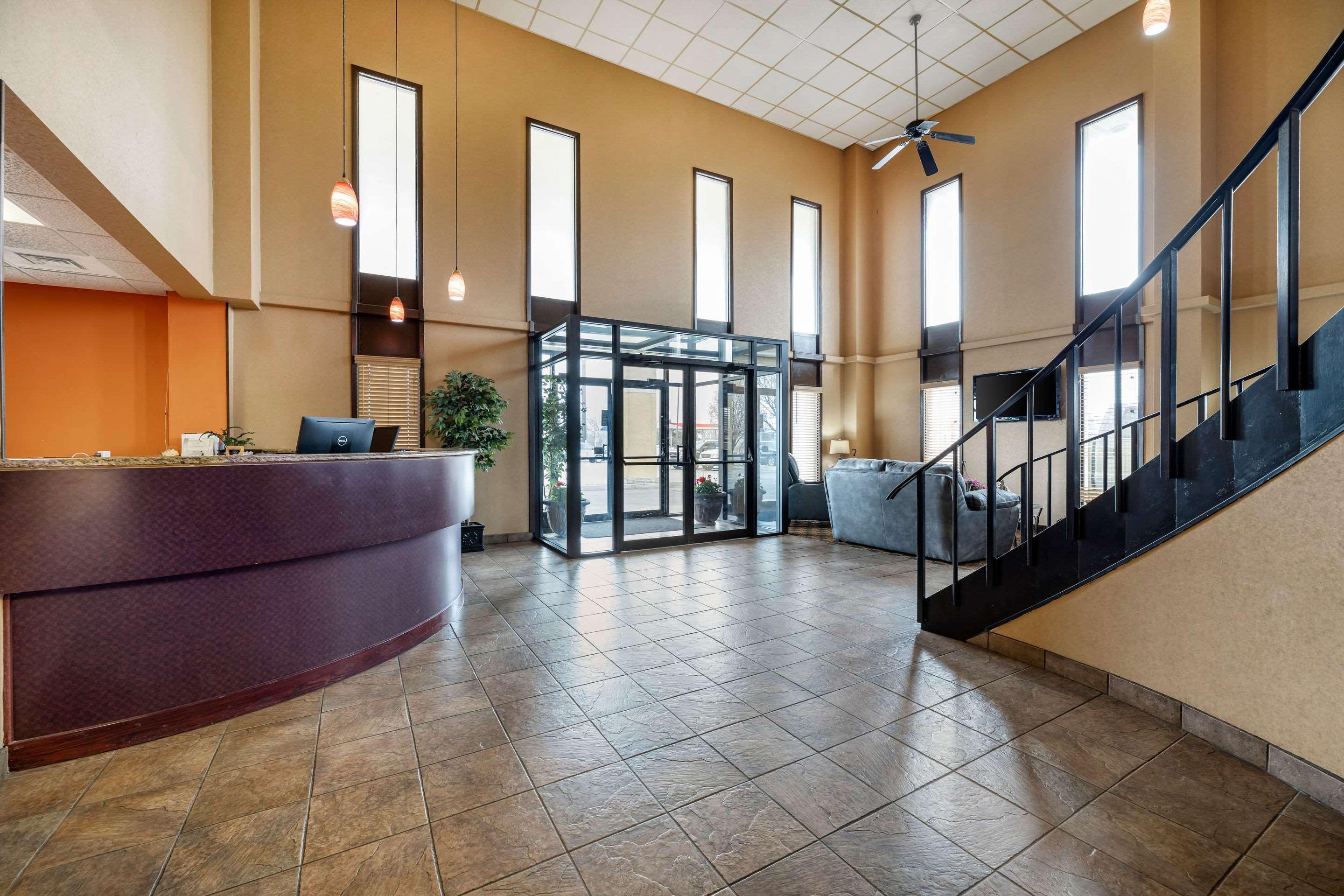 Rodeway Inn South Hutchinson Bagian luar foto