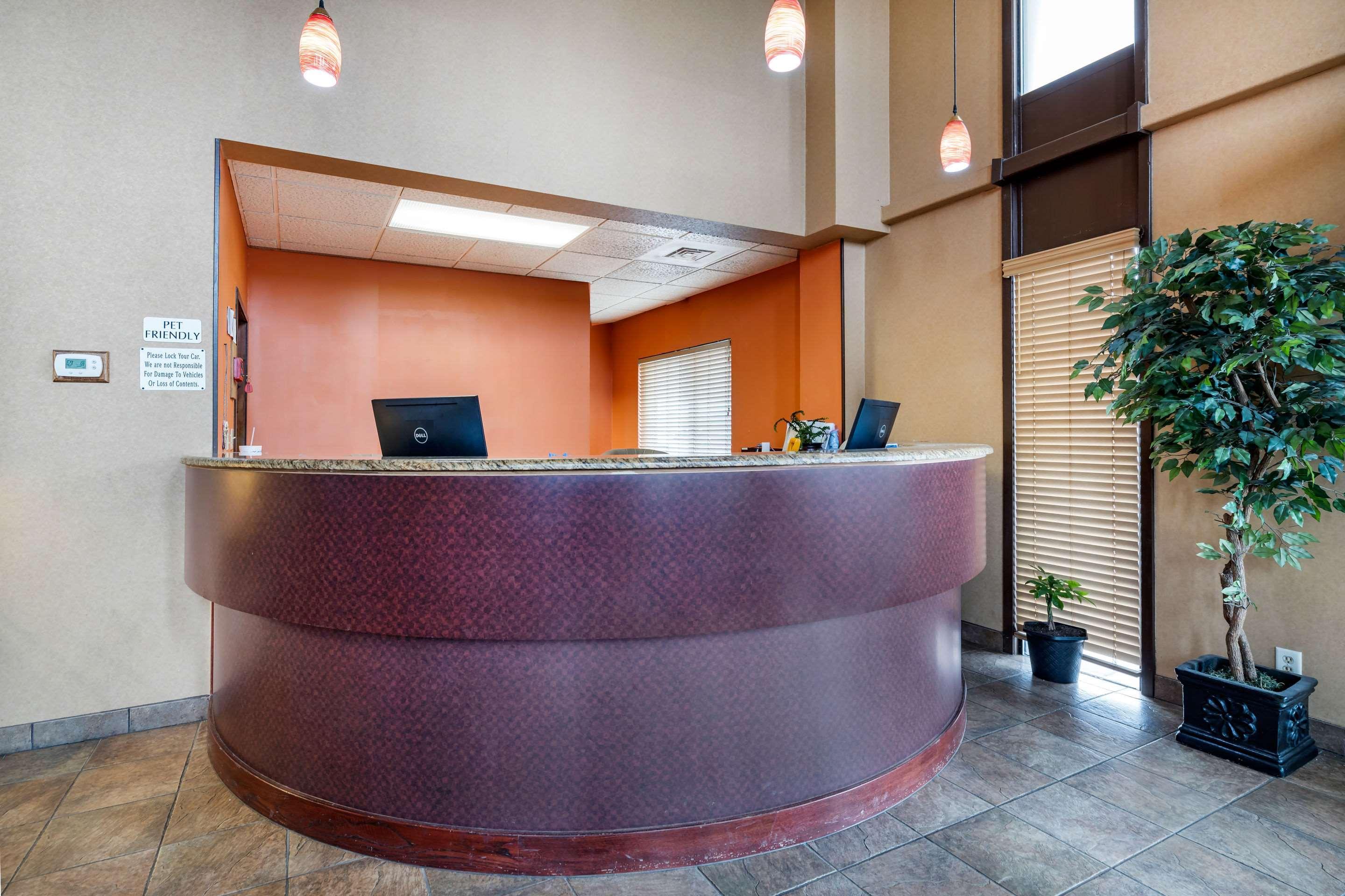 Rodeway Inn South Hutchinson Bagian luar foto