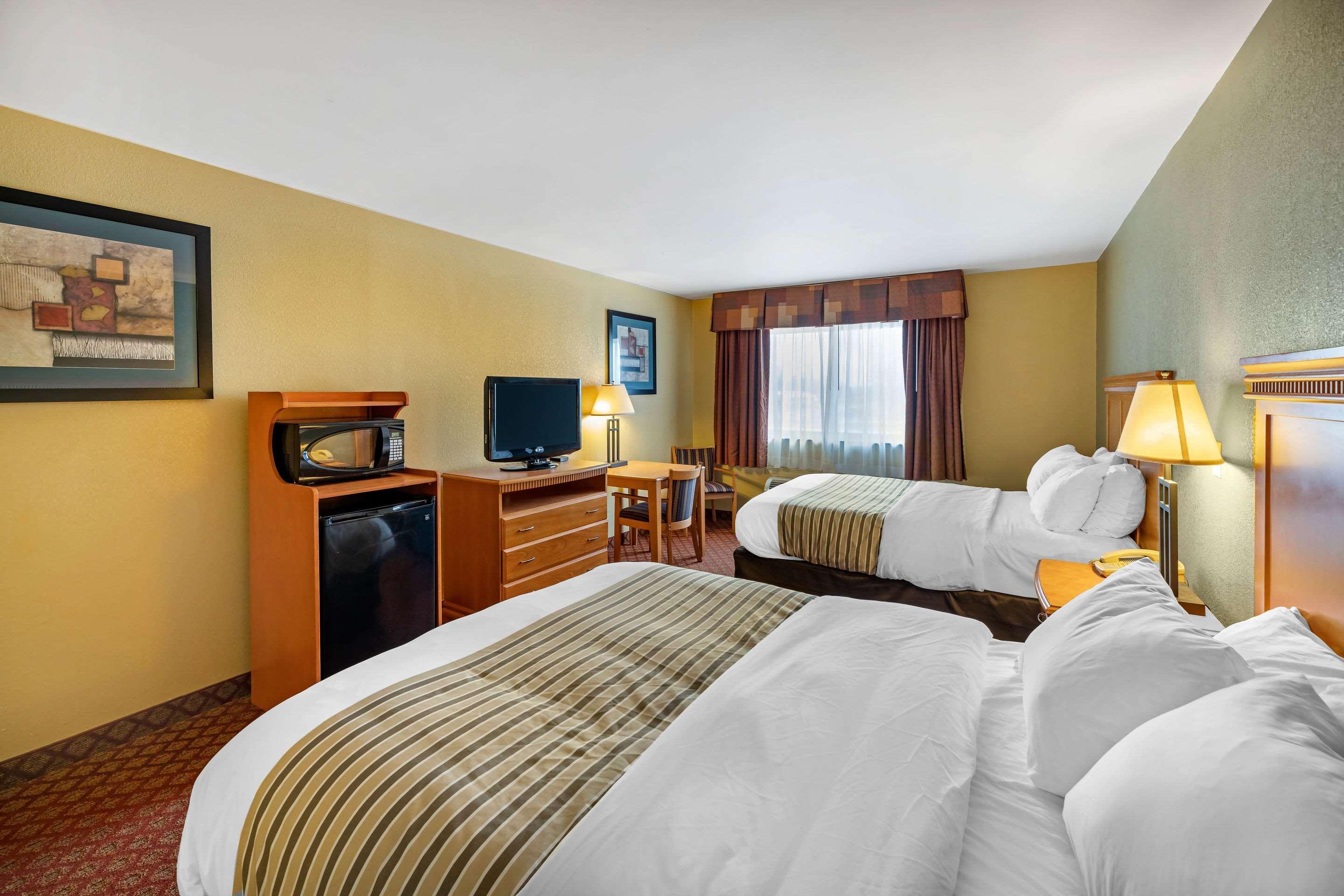 Rodeway Inn South Hutchinson Bagian luar foto