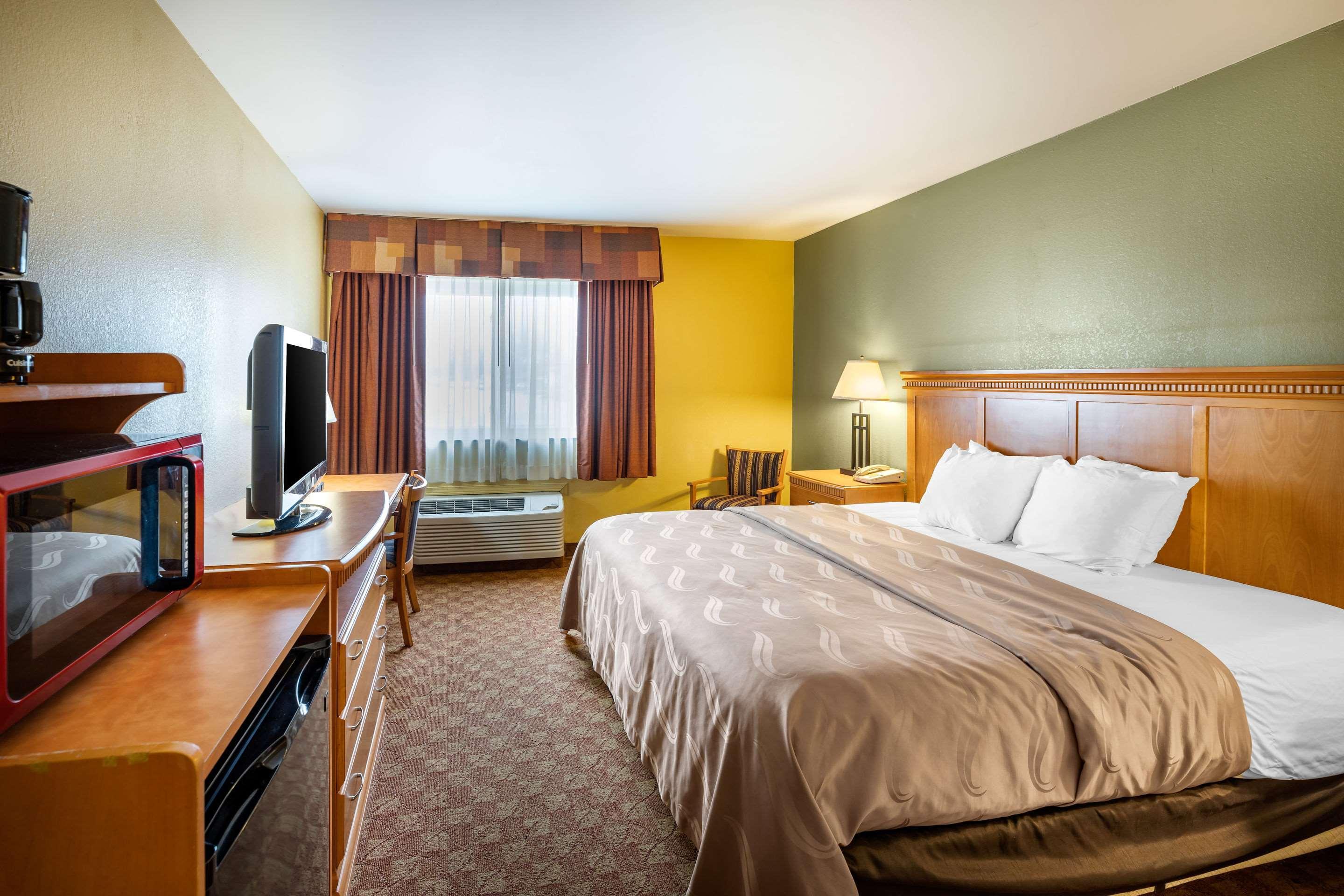 Rodeway Inn South Hutchinson Bagian luar foto