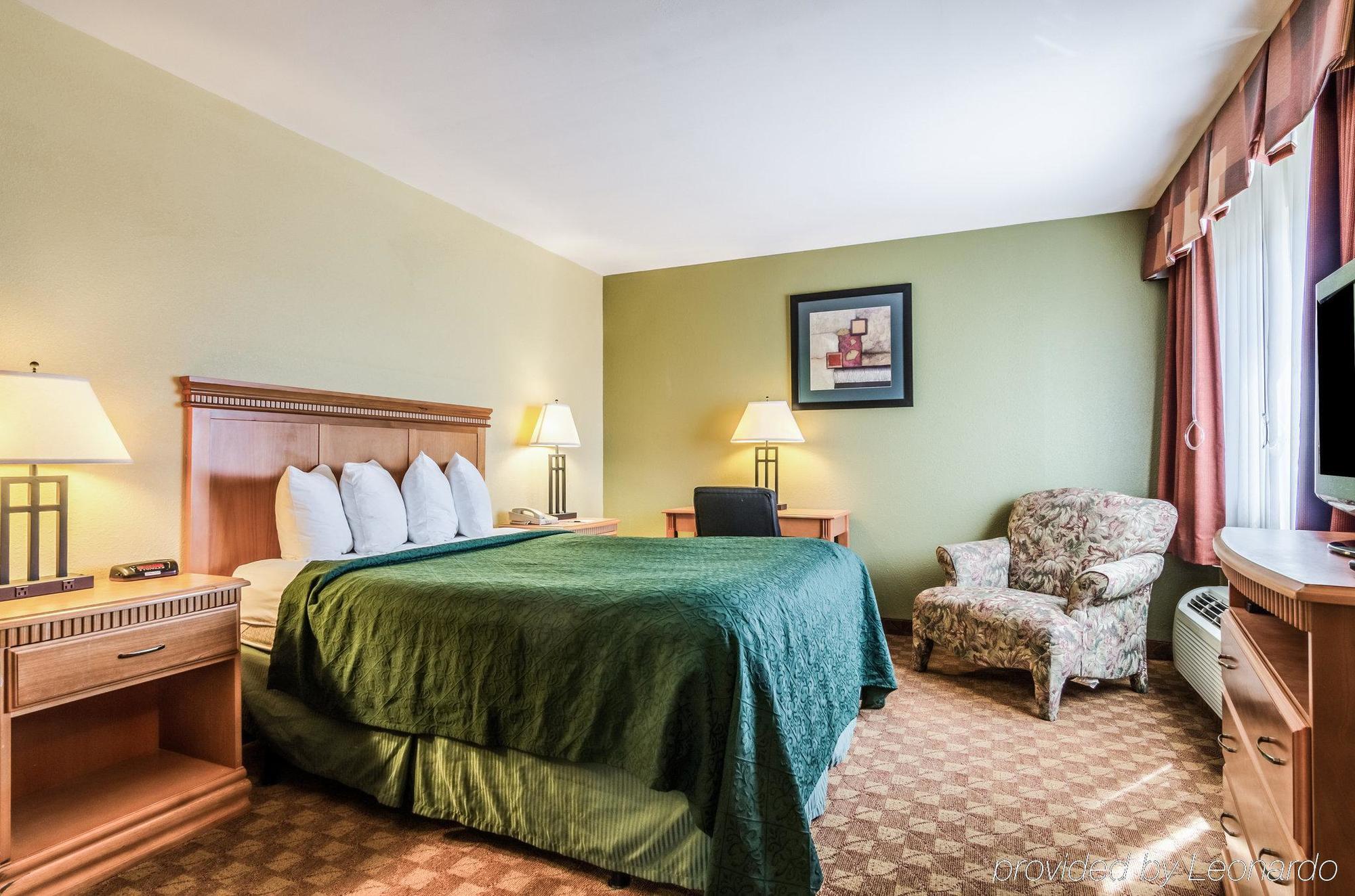 Rodeway Inn South Hutchinson Bagian luar foto