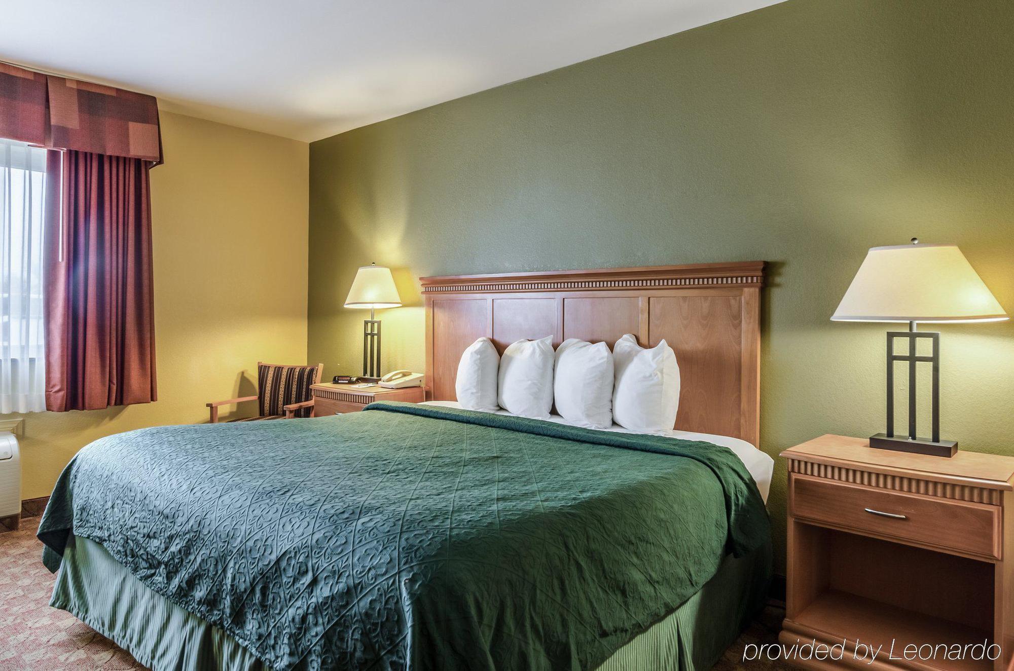Rodeway Inn South Hutchinson Bagian luar foto