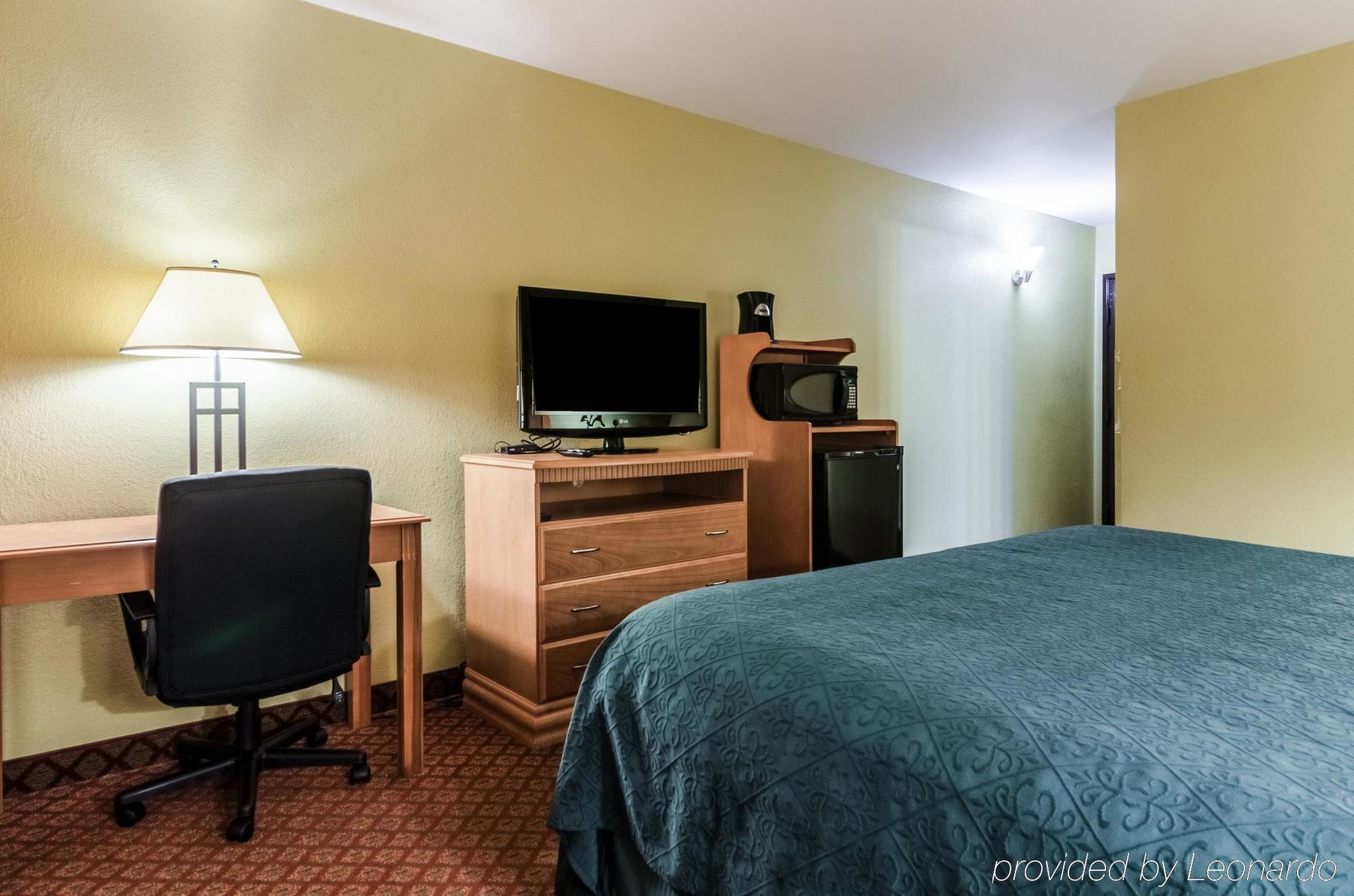 Rodeway Inn South Hutchinson Bagian luar foto