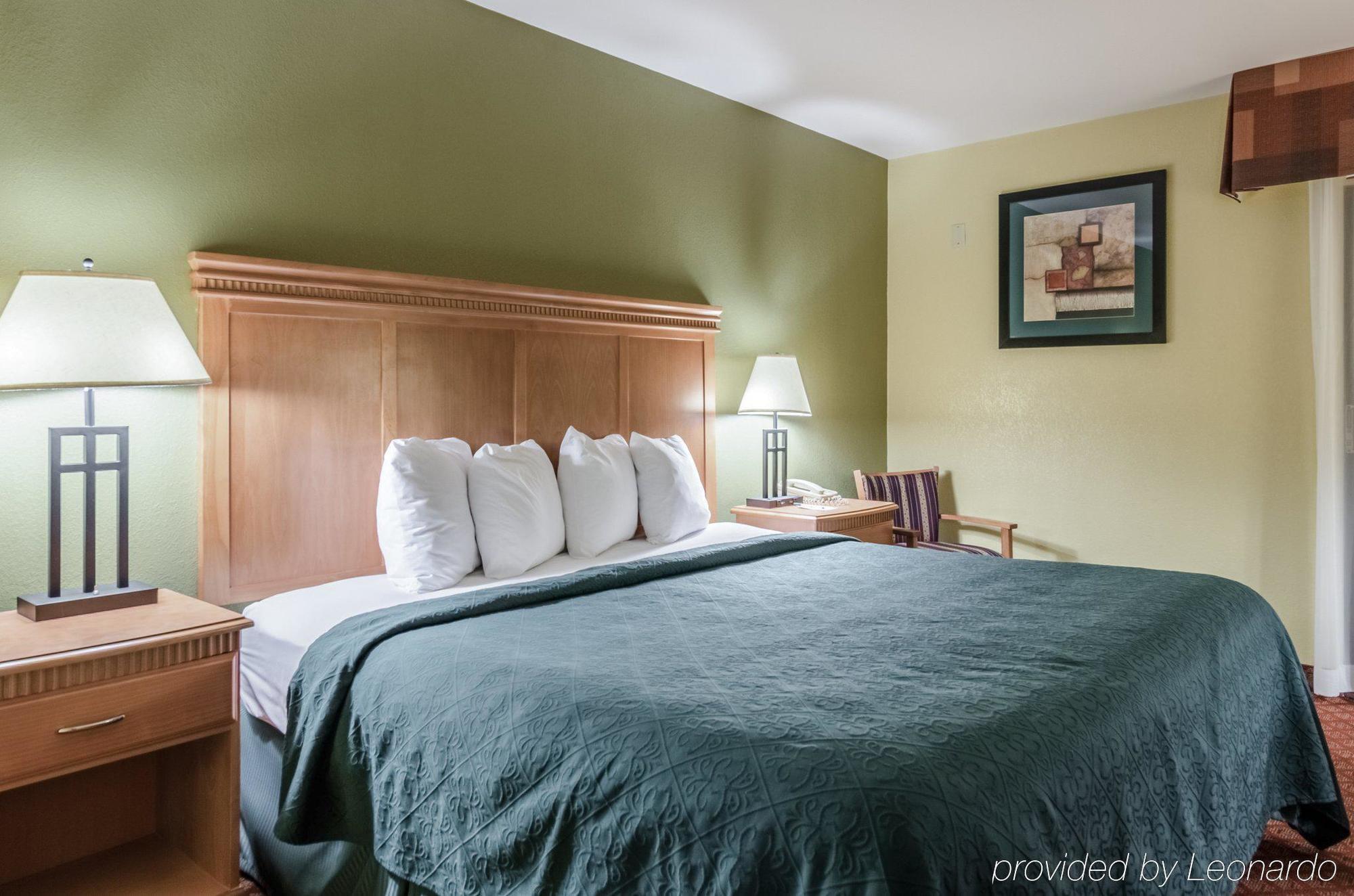 Rodeway Inn South Hutchinson Bagian luar foto