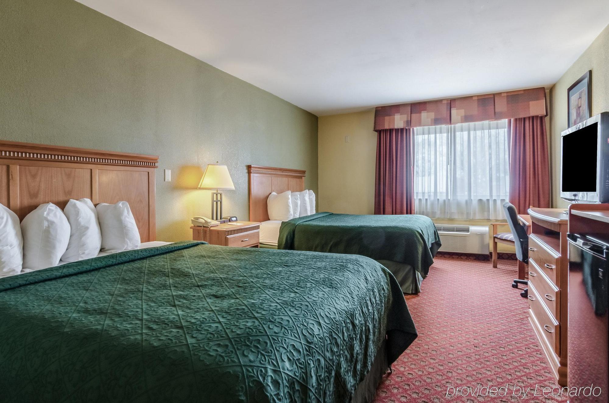 Rodeway Inn South Hutchinson Bagian luar foto