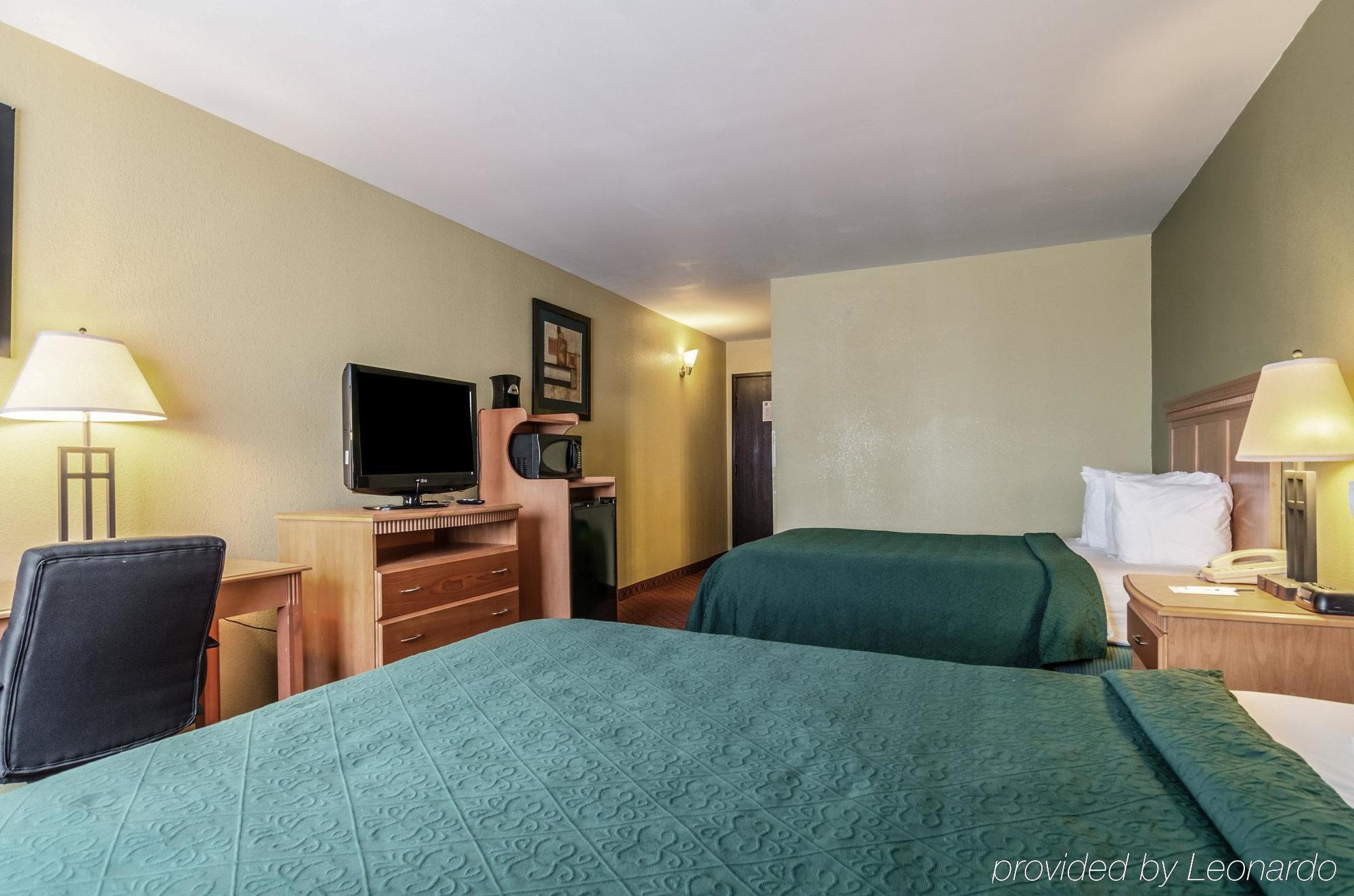 Rodeway Inn South Hutchinson Bagian luar foto