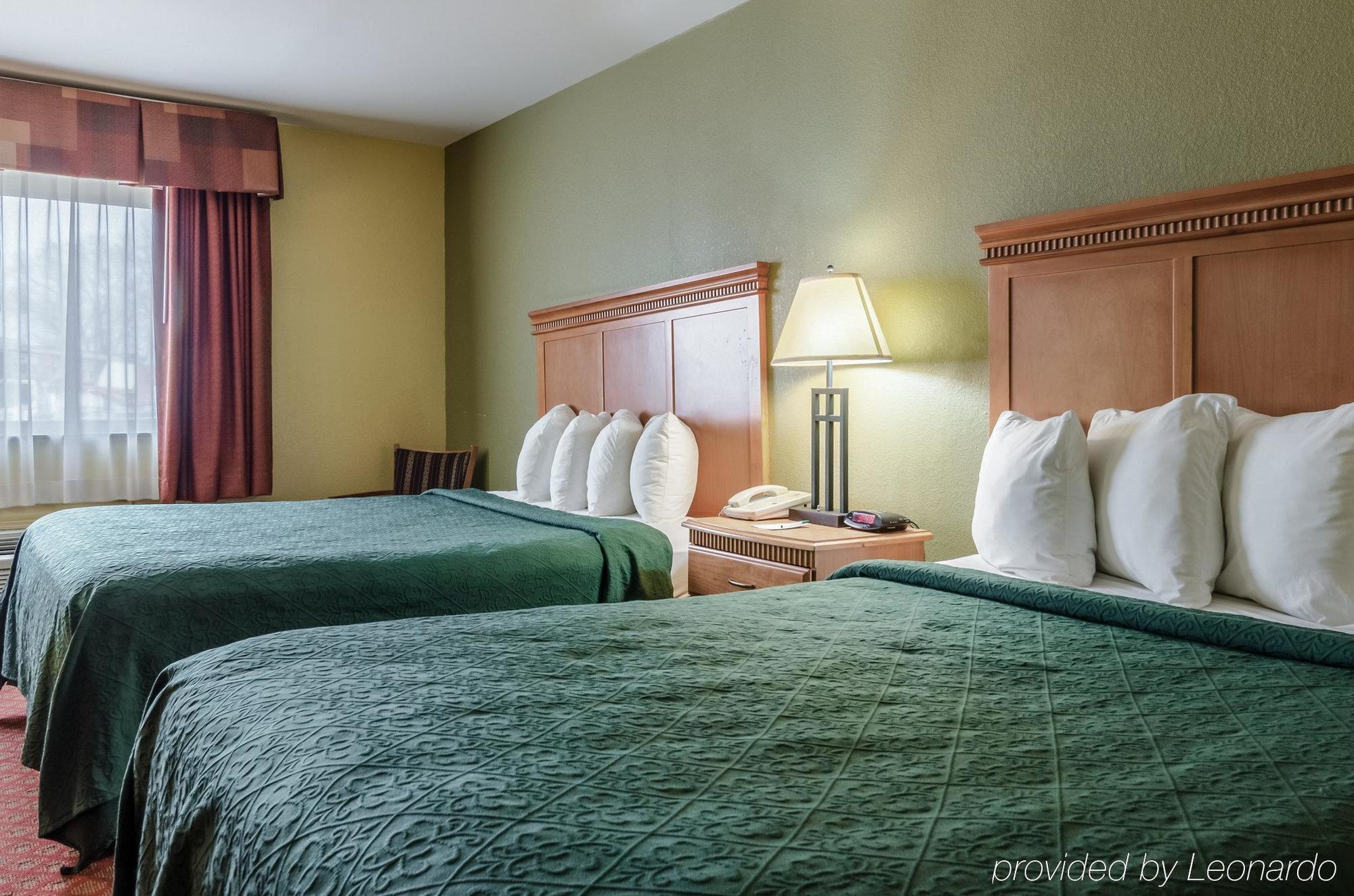 Rodeway Inn South Hutchinson Bagian luar foto