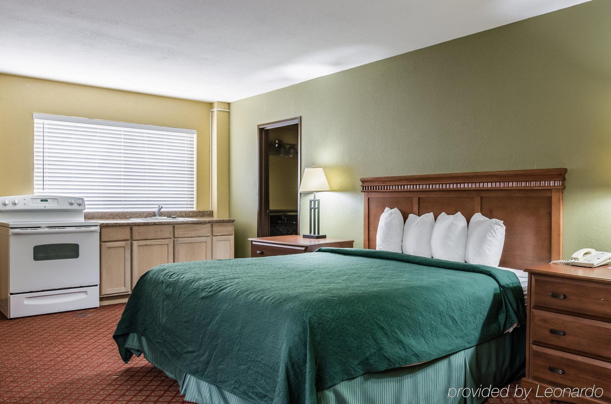 Rodeway Inn South Hutchinson Bagian luar foto
