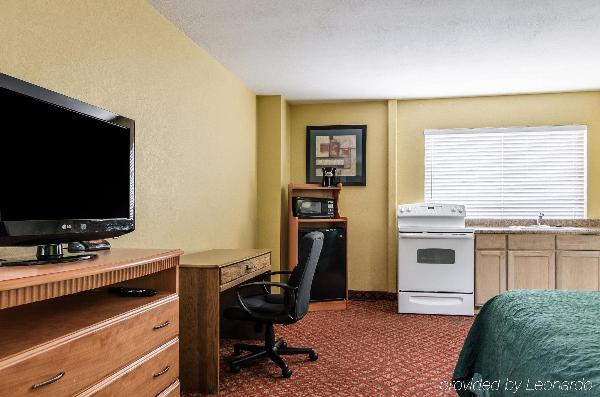 Rodeway Inn South Hutchinson Bagian luar foto