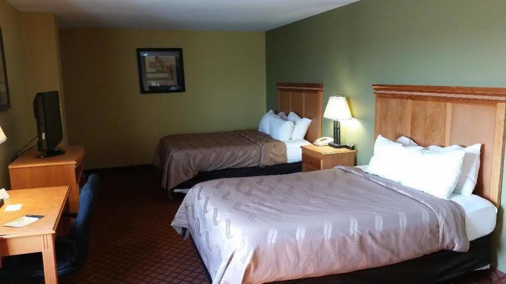Rodeway Inn South Hutchinson Bagian luar foto
